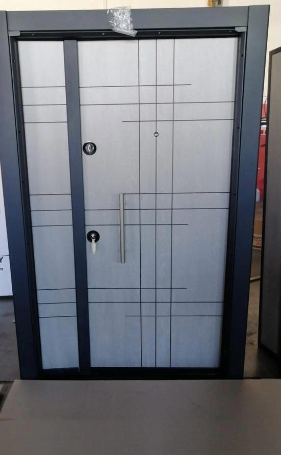 Ușa de exterior Ușă de exterior 7: gri deschis cu linii decorative