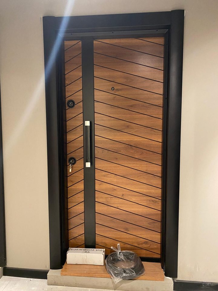 Ușa de exterior Ușă de exterior 9: aspect lemn, cu nervuri în diagonală