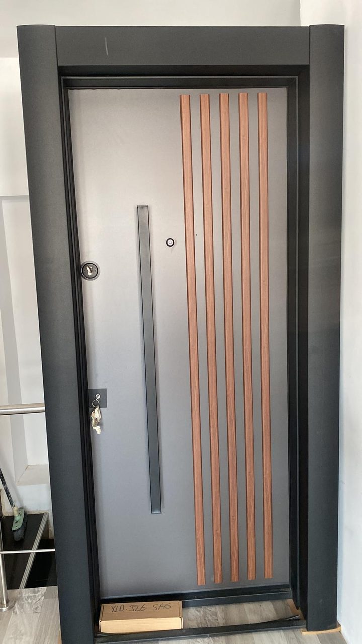 Ușa de exterior Ușă de exterior 10: albă cu lamele din lemn