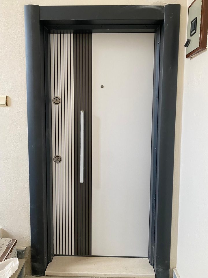Ușa de exterior Ușă de exterior 11: albă cu lamele verticale gri