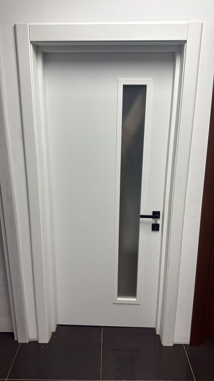 Ușa de interior Natural White Geam: albă, cu o fâșie verticală de sticlă mată și mâner negru