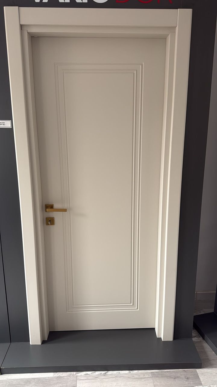 Ușa Neo Soft Bej expusă în showroom-ul VarioDor din Constanța